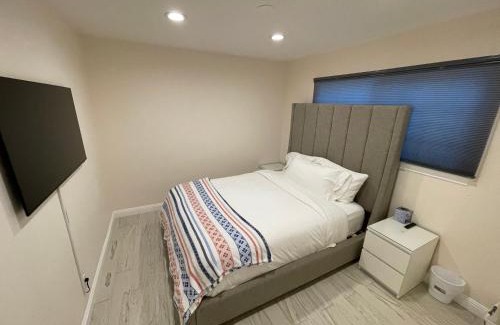 Canoga Park Casa | Cheerful, Beautifully Remodeled, Modern, Comfortable Home