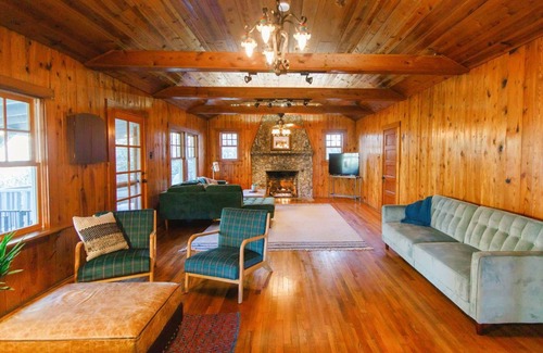 Black Mountain Cabina | Cheerful cabin, modern amenities- close to Black Mountain & Asheville