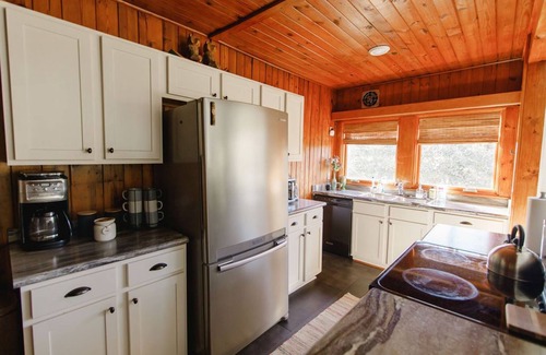 Black Mountain Cabina | Cheerful cabin, modern amenities- close to Black Mountain & Asheville
