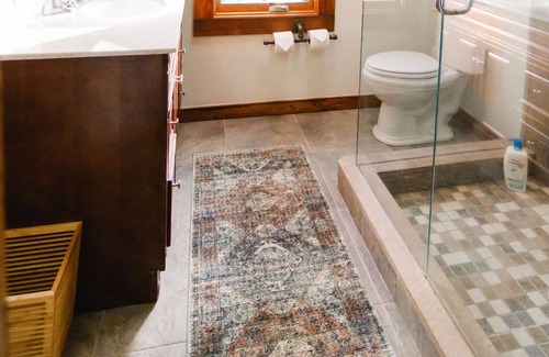 Black Mountain Cabina | Cheerful cabin, modern amenities- close to Black Mountain & Asheville