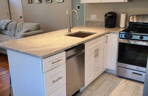 South Yarmouth Casa | Acogedor, alegre, limpio y recién renovado Home Menos de 5 minutos de la playa