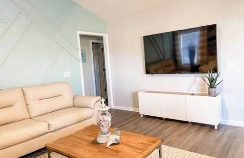 Murraysville Casa | Cheerful Coastal Cottage, Minutes to the Beaches