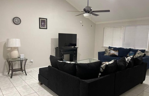 Mission Bend Casa | Cheerful & Comfy, Fireplace, Backyard, Parking