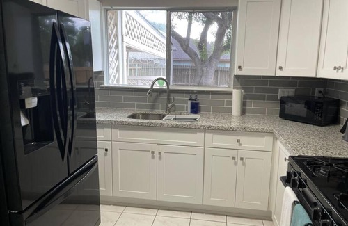 Mission Bend Casa | Cheerful & Comfy, Fireplace, Backyard, Parking