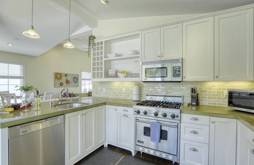 Avila Beach Condominio | Cheerful Condo Just 3 min Walk to Beach - Pet Friendly