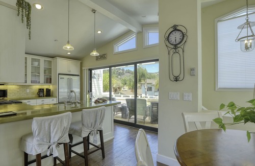 Avila Beach Condominio | Cheerful Condo Just 3 min Walk to Beach - Pet Friendly