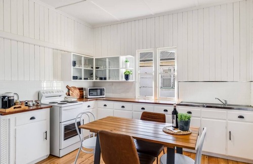 Wilsonton Casa | Cheerful, Cosy Cottage - Near Rose Garden!