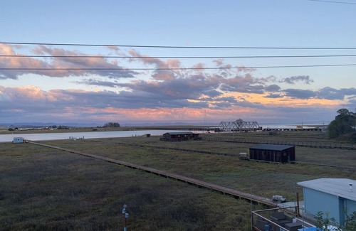 Marin County Cabaña | Cheerful Cottage on Marsh. Great location between San Francisco & Wine Country!