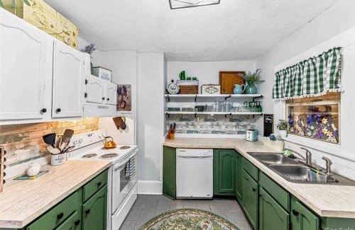 Woodfin Casa | Cheerful Cottage Retreat with Quick Downtown Access