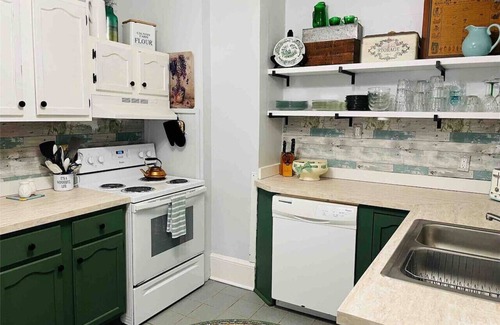 Woodfin Cabaña | Cheerful Cottage Retreat + Quick Downtown Access