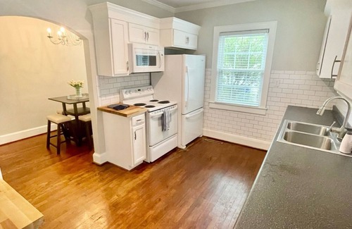 Winston - Salem Casa | Cheerful cottage w/work space near hospitals