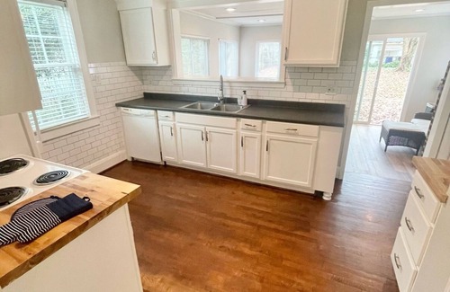 Winston - Salem Casa | Cheerful cottage w/work space near hospitals