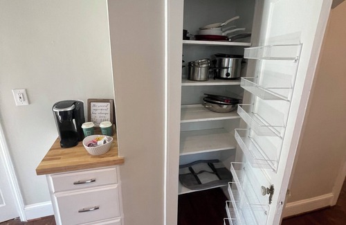 Winston - Salem Casa | Cheerful cottage w/work space near hospitals