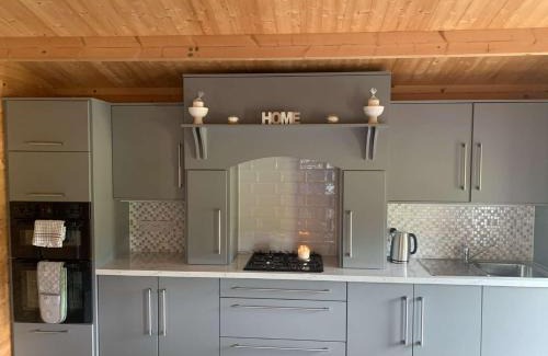 Glin Casa | Cheerful Cozy Cabin in Countryside