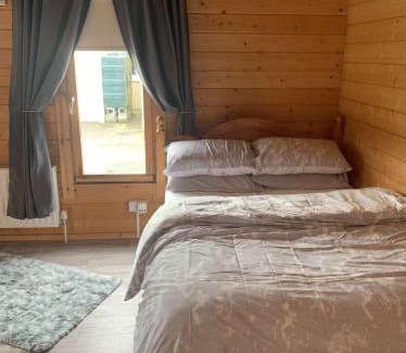Glin Casa | Cheerful Cozy Cabin in Countryside