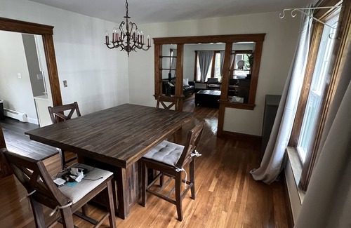Framingham Casa | Cheerful entire house with 3 bedrooms and work area.