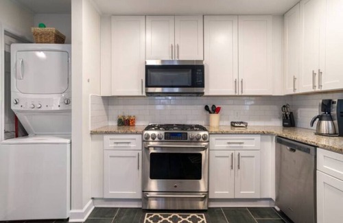 Northeast Raleigh Casa | Casa moderna de 3BR en Raleigh con jardín estacional, fuegos y terrazas