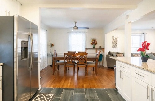 Northeast Raleigh Casa | Casa moderna de 3BR en Raleigh con jardín estacional, fuegos y terrazas