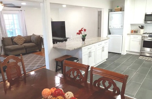Northeast Raleigh Casa | Casa moderna de 3BR en Raleigh con jardín estacional, fuegos y terrazas