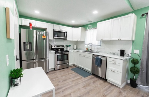 Sioux Falls Casa | Cheerful Family Home w/ Basketball Court/Gazebo