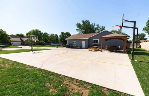 Sioux Falls Casa | Cheerful Family Home w/ Basketball Court/Gazebo