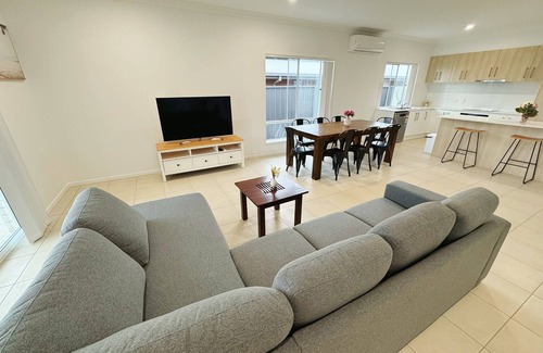 Park Ridge Casa | Cheerful Fantastic Newly built Home