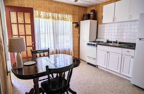 White Lake Cabina | Cheerful fish cabin 1 Bdr. Pool open from July 1 st , outdoor fireplace