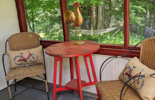 White Lake Cabina | Cheerful fish cabin 1 Bdr. Pool open from July 1 st , outdoor fireplace