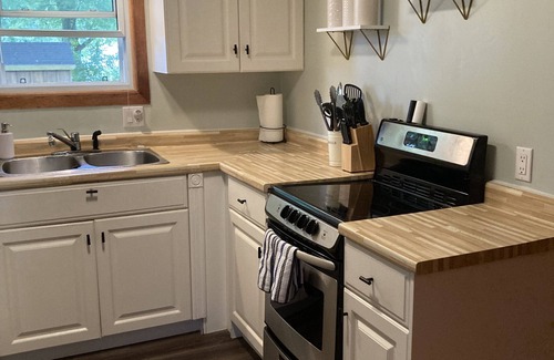 South Huron Cabaña | Cheerful Grand Bend cottage steps to the beach!