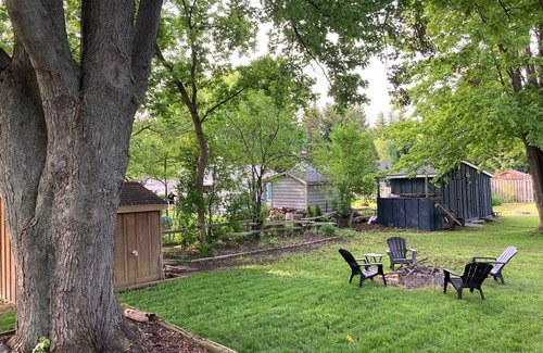 South Huron Cabaña | Cheerful Grand Bend cottage steps to the beach!
