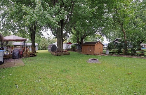 South Huron Cabaña | Cheerful Grand Bend cottage steps to the beach!