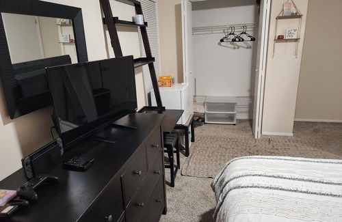Virginia Beach Casa | Cheerful home with furnished room and fun hosts