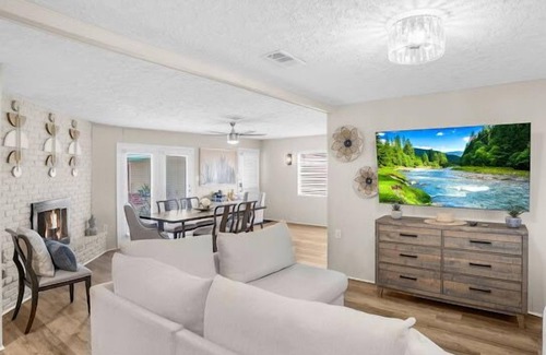 Garden Oaks Casa | Cheerful Houston Home With Pool