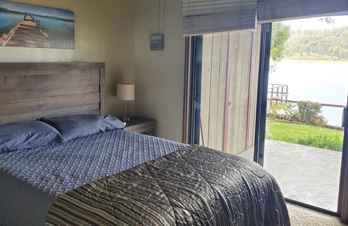 Bass Lake Cabina | Cheerful Lakefront 4 Bedroom Cabin