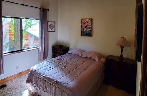 Bass Lake Cabina | Cheerful Lakefront 4 Bedroom Cabin