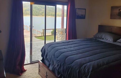 Bass Lake Cabina | Cheerful Lakefront 4 Bedroom Cabin