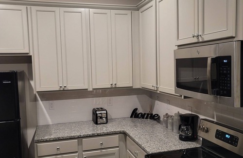 Riverdale Casa | Cheerful Newly Built Townhome Minutes from Atlanta International Airport ✈