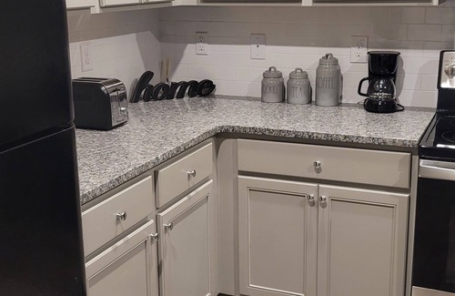 Riverdale Casa | Cheerful Newly Built Townhome Minutes from Atlanta International Airport ✈