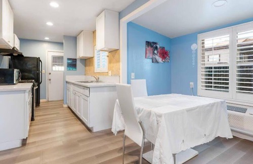 Upland Apartamento | Cheerful one bedroom with free parking and patio.