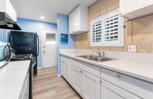 Upland Apartamento | Cheerful one bedroom with free parking and patio.