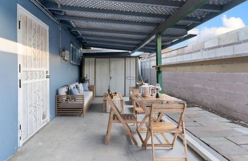 Upland Apartamento | Cheerful one bedroom with free parking and patio.