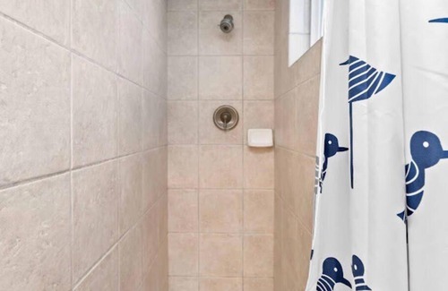 Upland Apartamento | Cheerful one bedroom with free parking and patio.