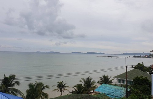 Ban Chang Casa | Cheerful Orange 2BR Townhouse 350m.to the beach near U-Tapao Airport