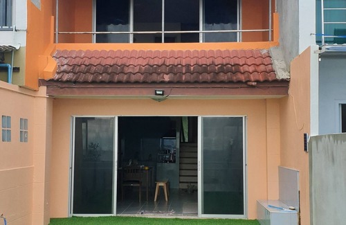 Ban Chang Casa | Cheerful Orange 2BR Townhouse 350m.to the beach near U-Tapao Airport