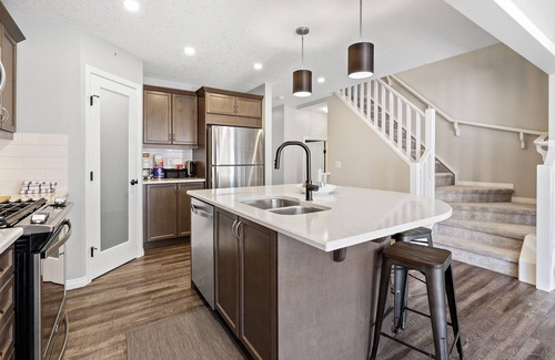 Airdrie Casa | Cheerful & Relaxing 3-Bedroom Townhouse 15 Minutes to Calgary Airport