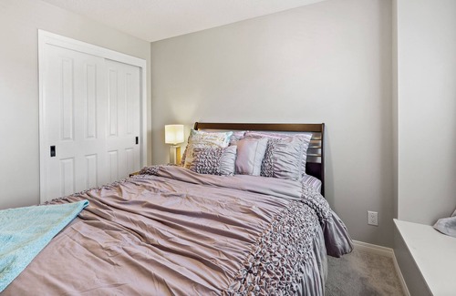 Airdrie Casa | Cheerful & Relaxing 3-Bedroom Townhouse 15 Minutes to Calgary Airport
