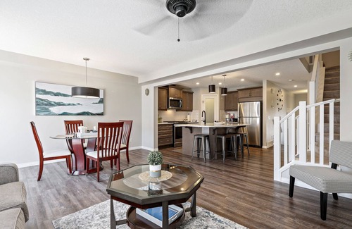 Airdrie Casa | Cheerful & Relaxing 3-Bedroom Townhouse 15 Minutes to Calgary Airport