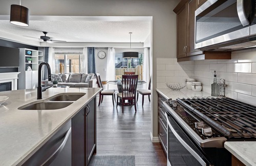 Airdrie Casa | Cheerful & Relaxing 3-Bedroom Townhouse 15 Minutes to Calgary Airport