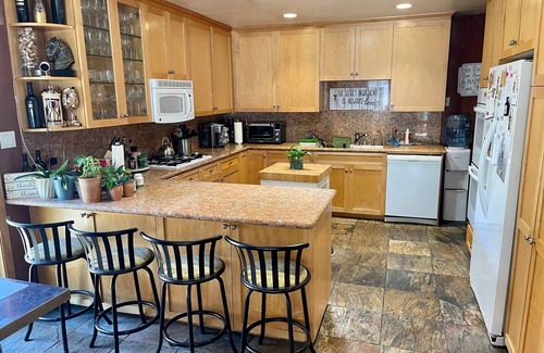 Newhall Casa | Cheerful Single Story 3-bedroom home w pool table