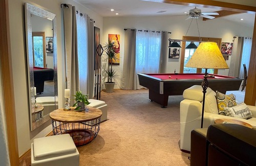 Newhall Casa | Cheerful Single Story 3-bedroom home w pool table